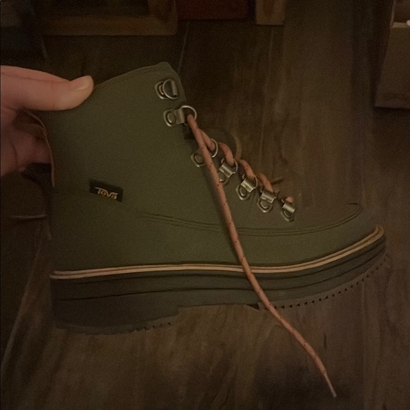 Teva Stylish Green Boots with Pink Laces - Picture 9 of 9